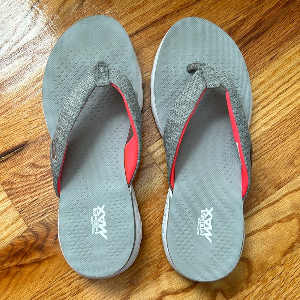 Skechers Flip flops. Size 8